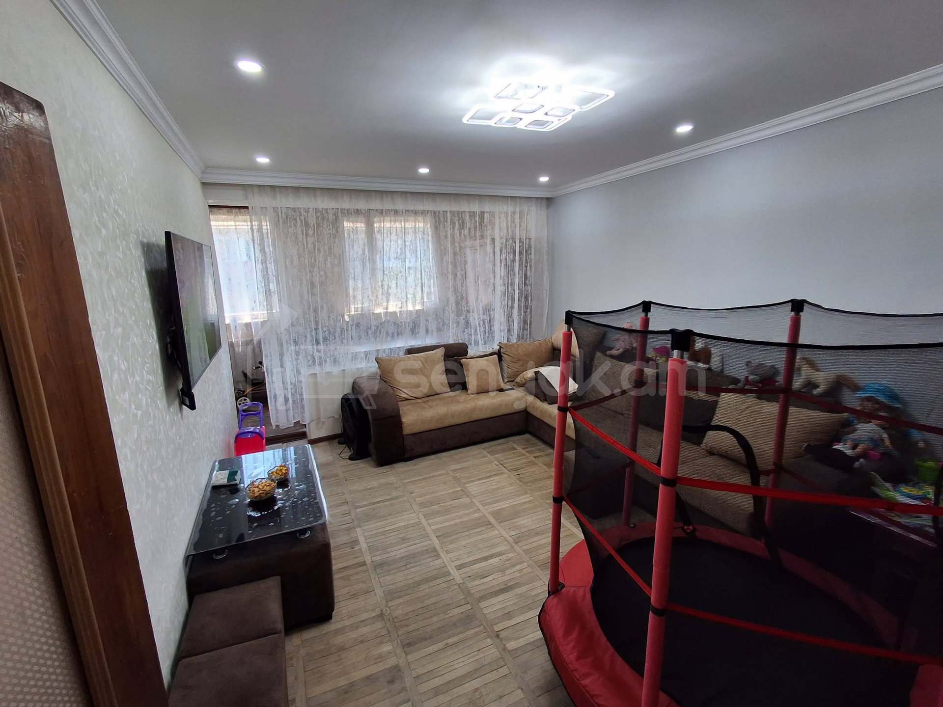 4 Սենյականոց Բնակարան Քարե Շենքում, 98քմ, 5/5 հարկ, Նորմալ Վիճակում