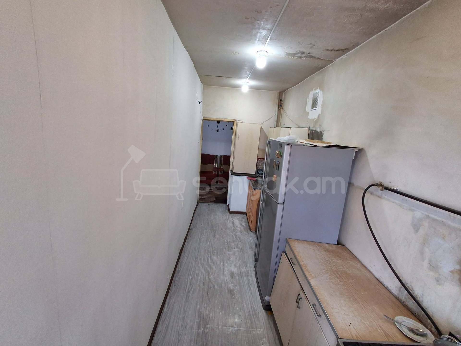 4 Սենյականոց Բնակարան Քարե Շենքում, 98քմ, 5/5 հարկ, Նորմալ Վիճակում
