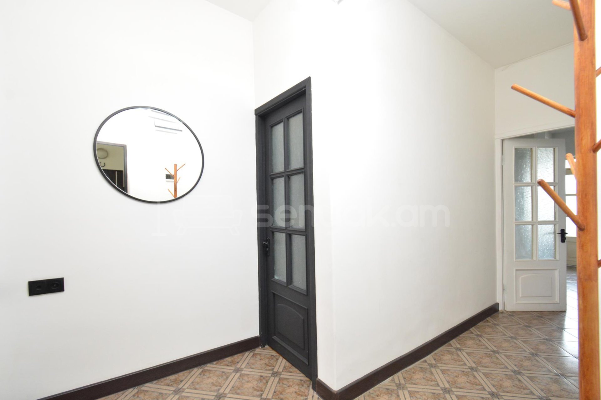 3 Սենյականոց Բնակարան Քարե Շենքում, 80քմ, 4/4 հարկ, Նորմալ Վիճակում