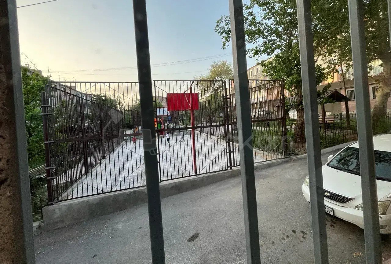 3 Սենյականոց Բնակարան Քարե Շենքում, 57քմ, 1/4 հարկ, Կապիտալ Վերանորոգված