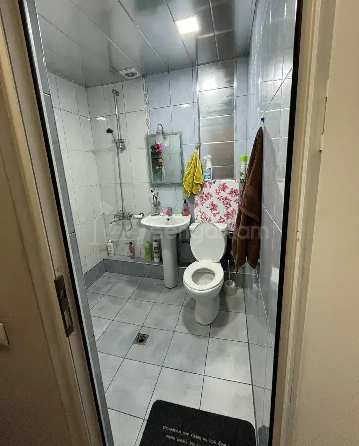3 Սենյականոց Բնակարան Քարե Շենքում, 57քմ, 1/4 հարկ, Կապիտալ Վերանորոգված