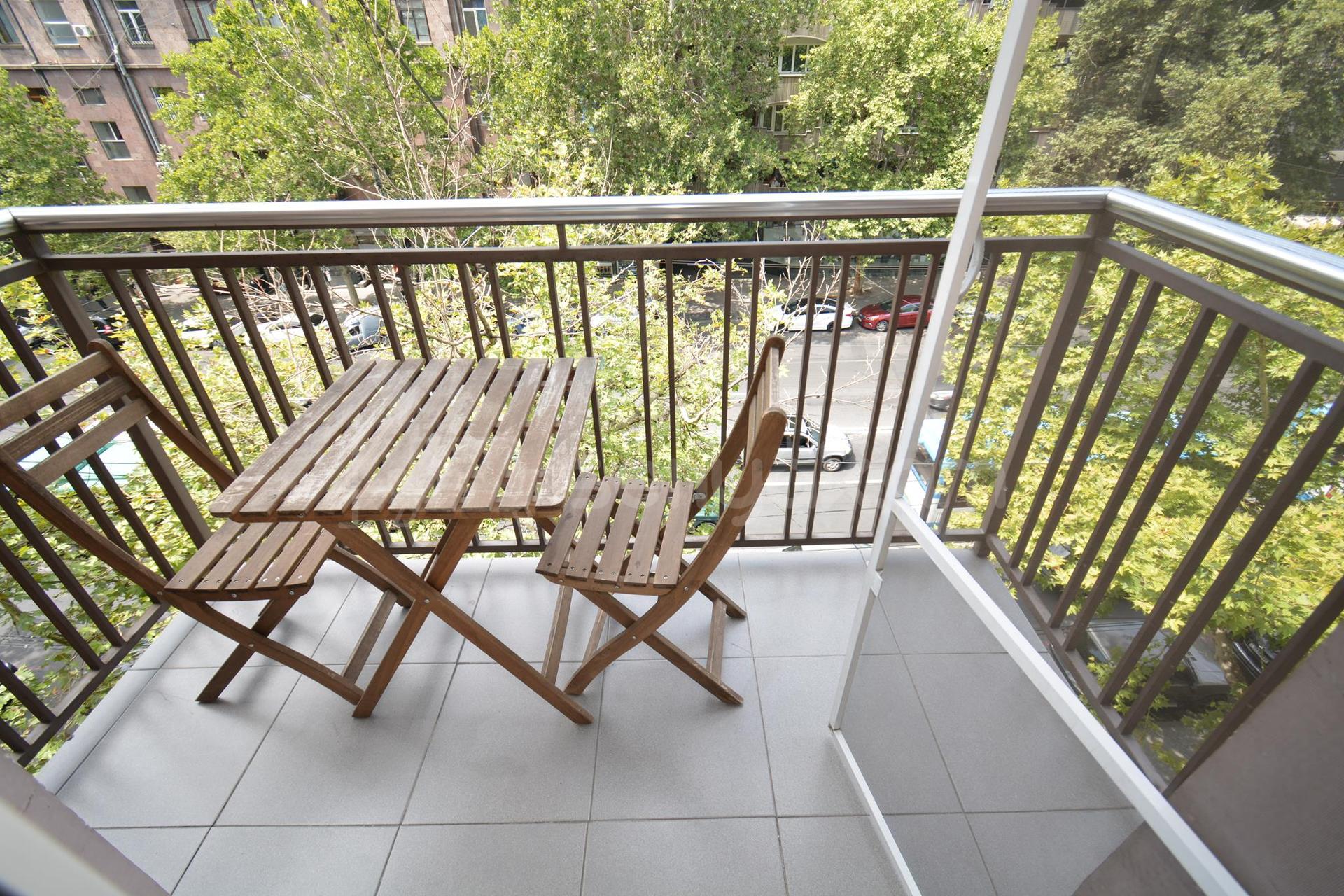 4 Սենյականոց Բնակարան Քարե Շենքում, 83քմ, 4/4 հարկ, Դիզայներական Վերանորոգված
