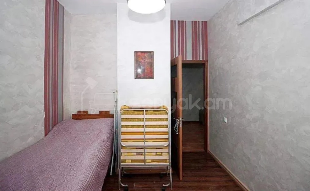 3 Սենյականոց Բնակարան Քարե Շենքում, 71քմ, 5/5 հարկ, Կապիտալ Վերանորոգված