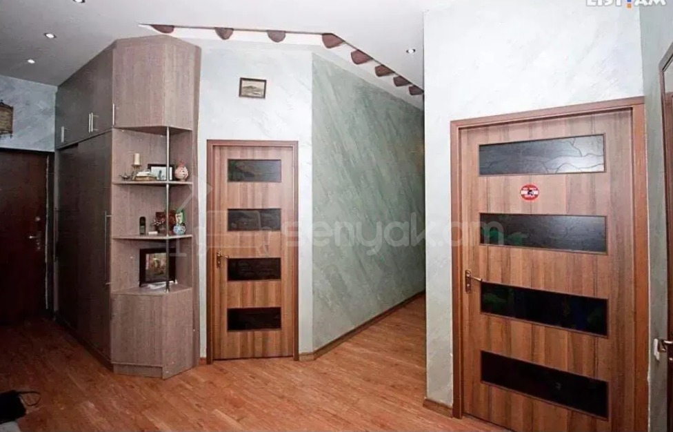3 Սենյականոց Բնակարան Քարե Շենքում, 71քմ, 5/5 հարկ, Կապիտալ Վերանորոգված