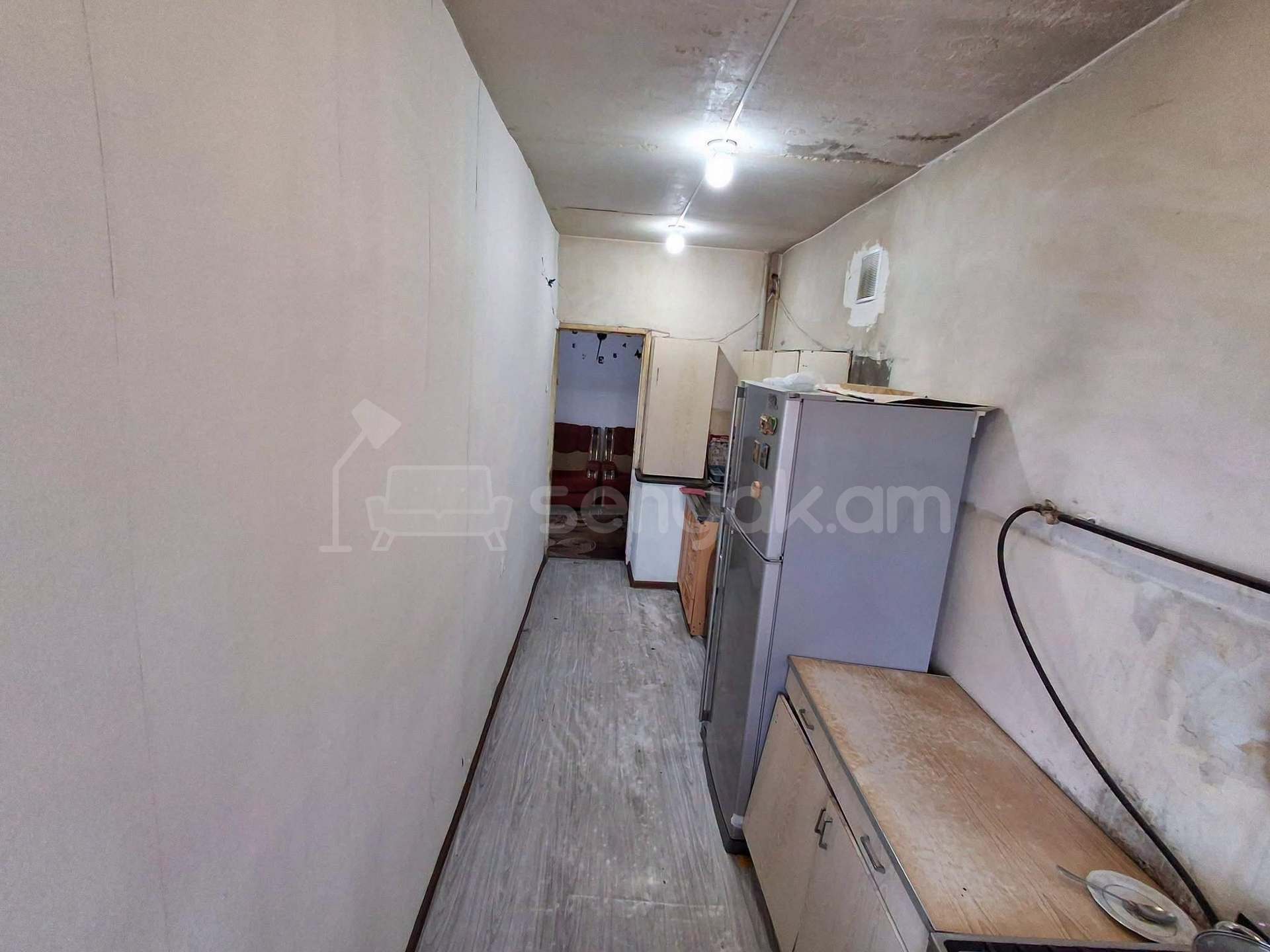 4 Սենյականոց Բնակարան Քարե Շենքում, 98քմ, 5/5 հարկ, Պետական Վիճակում