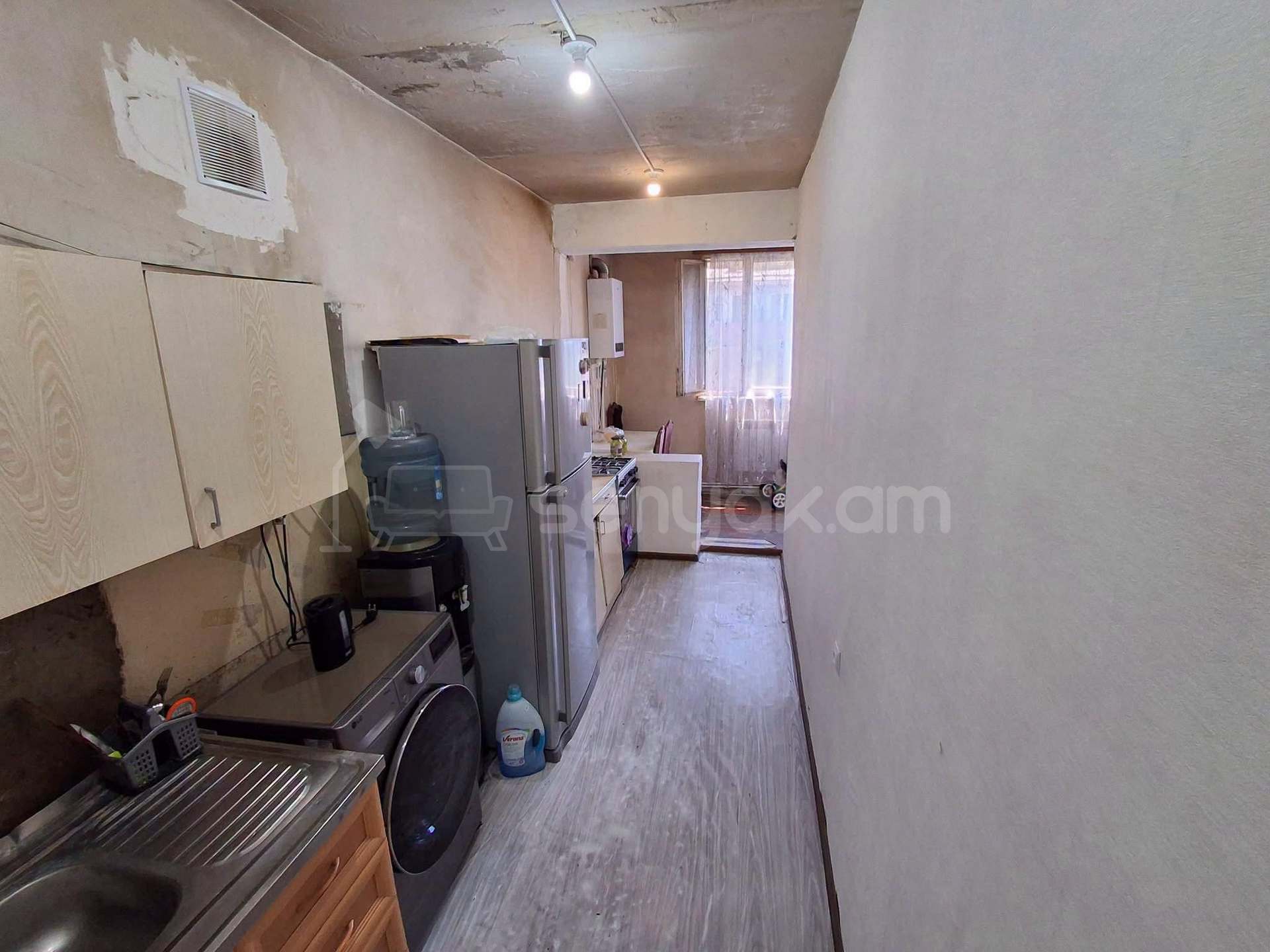 4 Սենյականոց Բնակարան Քարե Շենքում, 98քմ, 5/5 հարկ, Պետական Վիճակում