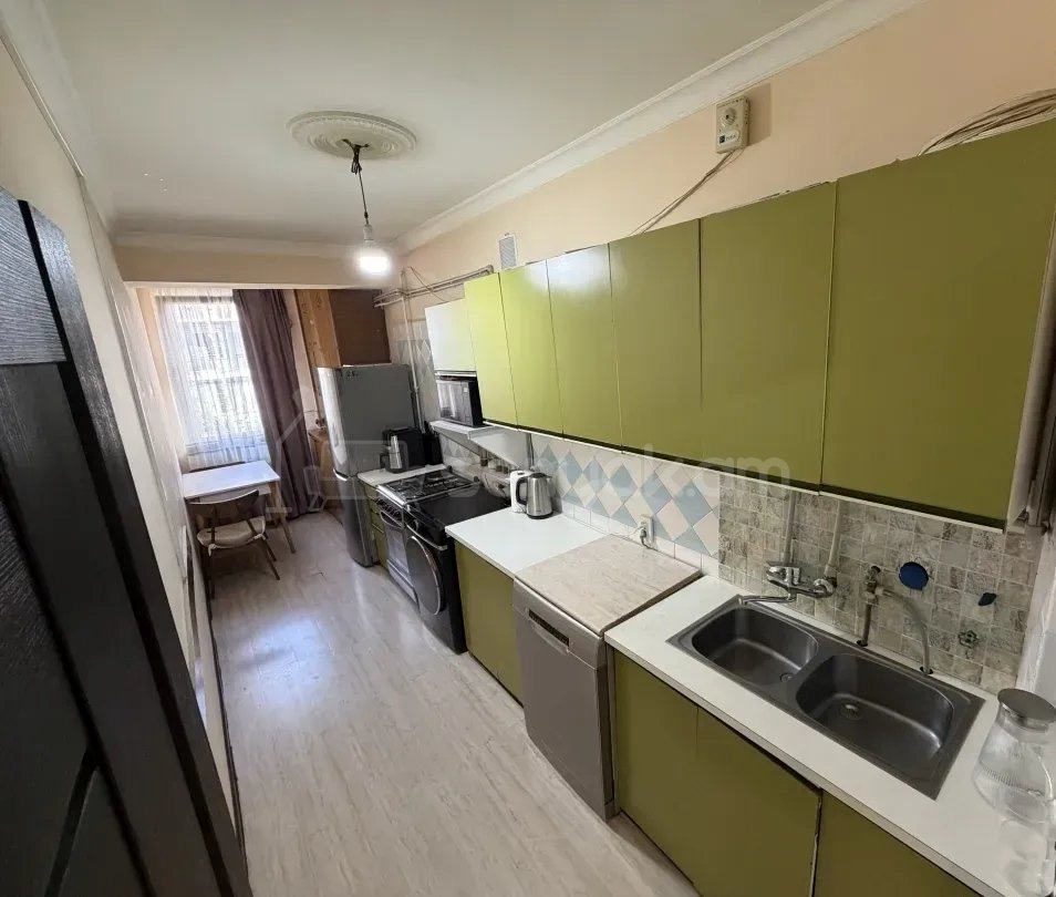3 Սենյականոց Բնակարան Քարե Շենքում, 110քմ, 3/5 հարկ, Կապիտալ Վերանորոգված