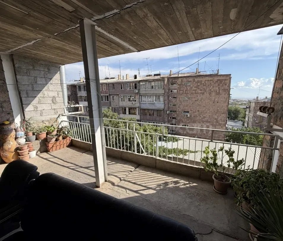 3 Սենյականոց Բնակարան Քարե Շենքում, 110քմ, 3/5 հարկ, Կապիտալ Վերանորոգված