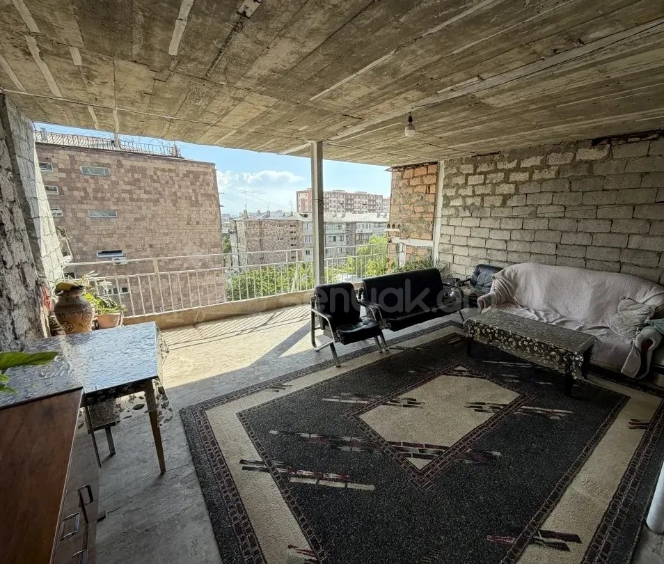 3 Սենյականոց Բնակարան Քարե Շենքում, 110քմ, 3/5 հարկ, Կապիտալ Վերանորոգված