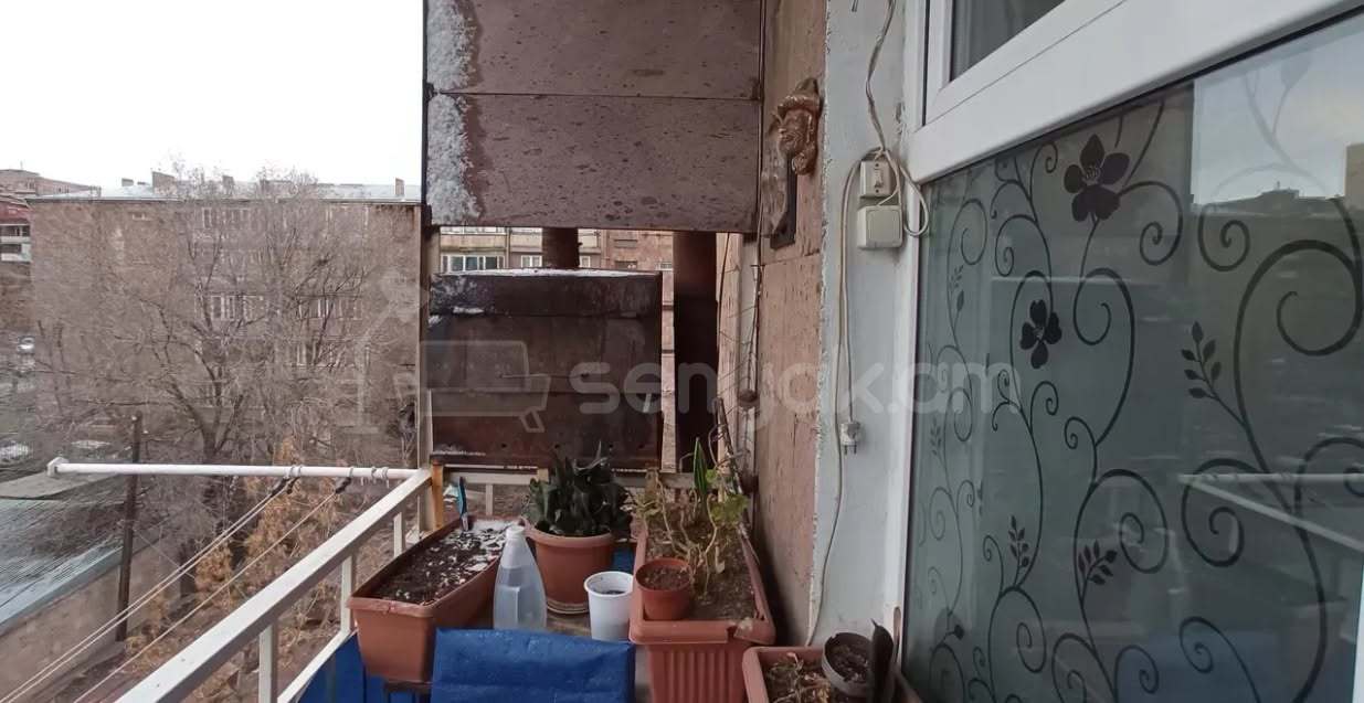 3 Սենյականոց Բնակարան Քարե Շենքում, 77քմ, 5/5 հարկ, Կապիտալ Վերանորոգված