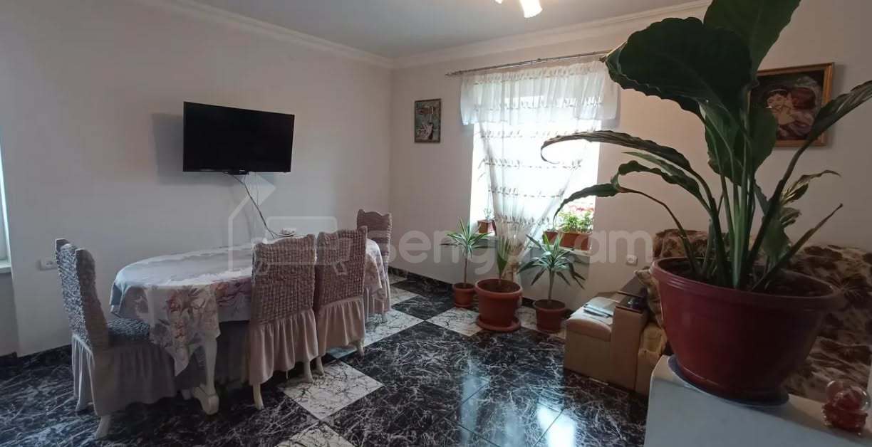 3 Սենյականոց Բնակարան Քարե Շենքում, 77քմ, 5/5 հարկ, Կապիտալ Վերանորոգված