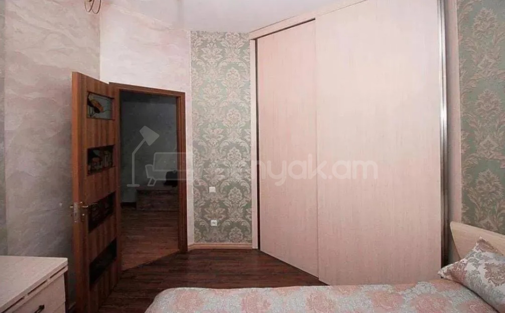 3 Սենյականոց Բնակարան Քարե Շենքում, 71քմ, 5/5 հարկ, Կապիտալ Վերանորոգված