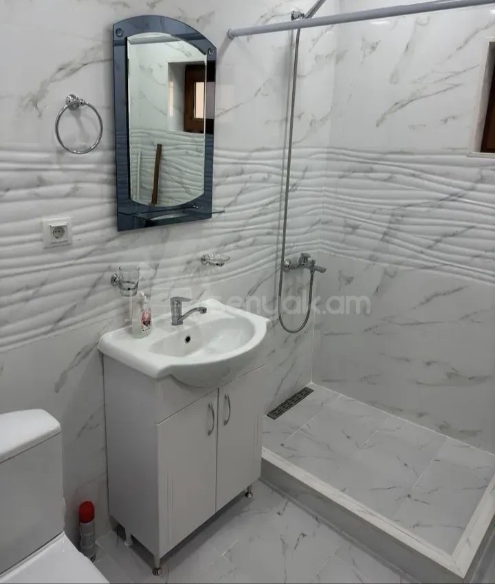 3 Սենյականոց Բնակարան Քարե Շենքում, 78քմ, 1/1 հարկ, Նորմալ Վիճակում, Կահավորված
