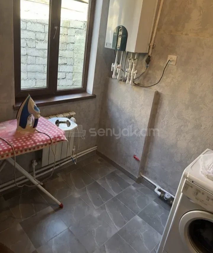 3 Սենյականոց Բնակարան Քարե Շենքում, 78քմ, 1/1 հարկ, Նորմալ Վիճակում, Կահավորված