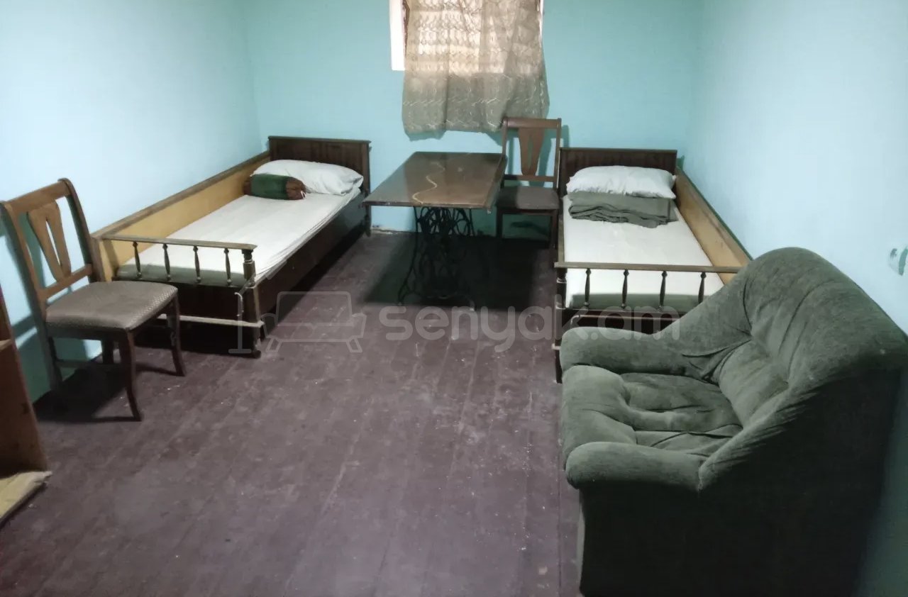 1 Սենյականոց Բնակարան Քարե Շենքում, 30քմ, 1/1 հարկ, Նորմալ Վիճակում, Կահավորված
