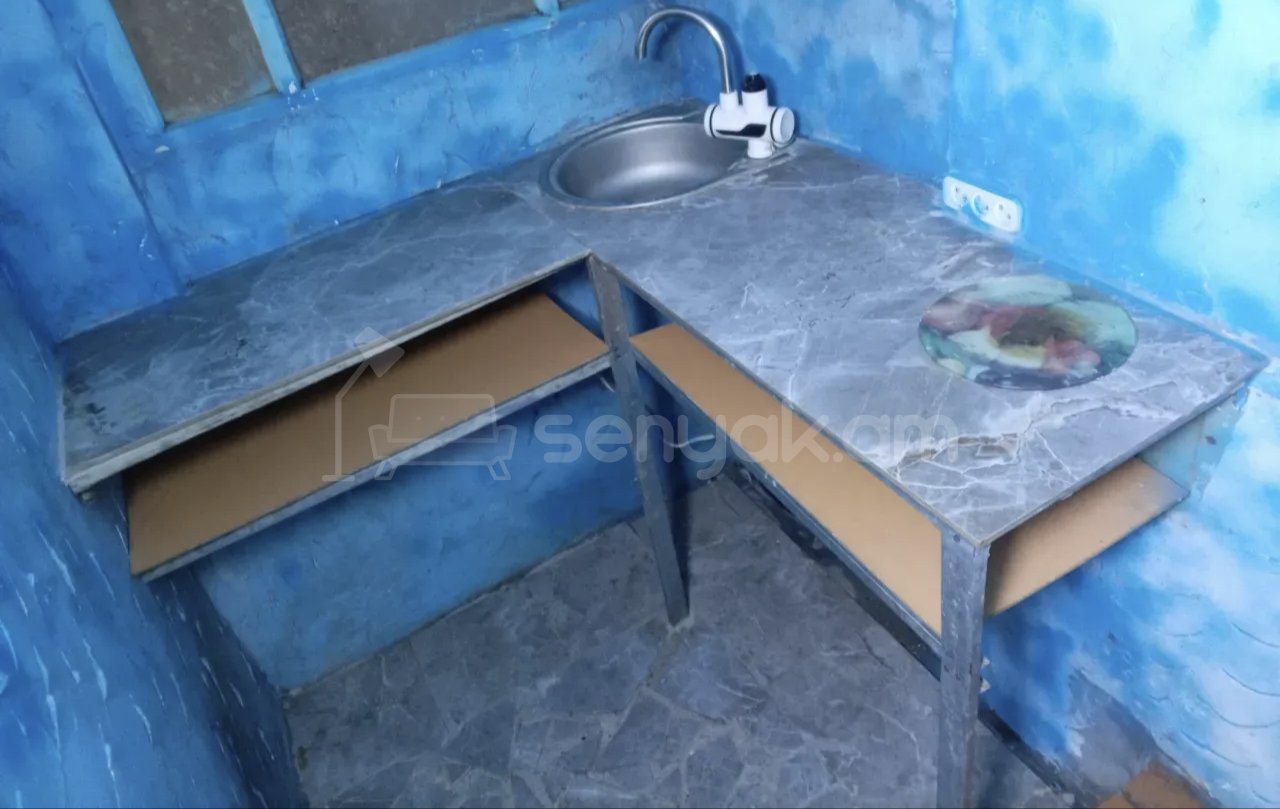 1 Սենյականոց Բնակարան Քարե Շենքում, 30քմ, 1/1 հարկ, Նորմալ Վիճակում, Կահավորված