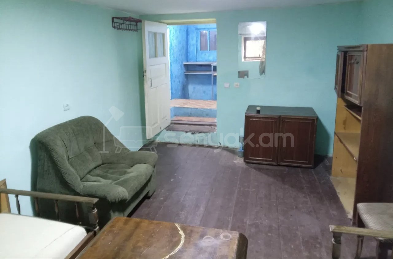 1 Սենյականոց Բնակարան Քարե Շենքում, 30քմ, 1/1 հարկ, Նորմալ Վիճակում, Կահավորված