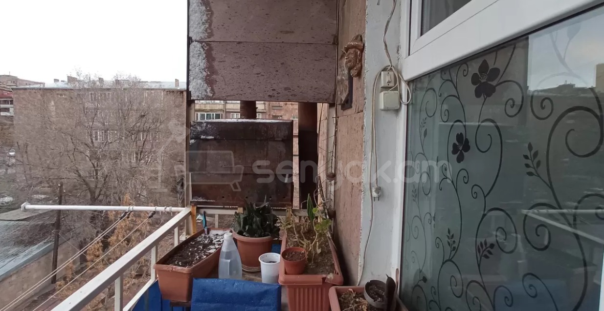 3 Սենյականոց Բնակարան Քարե Շենքում, 77քմ, 5/5 հարկ, Կապիտալ Վերանորոգված