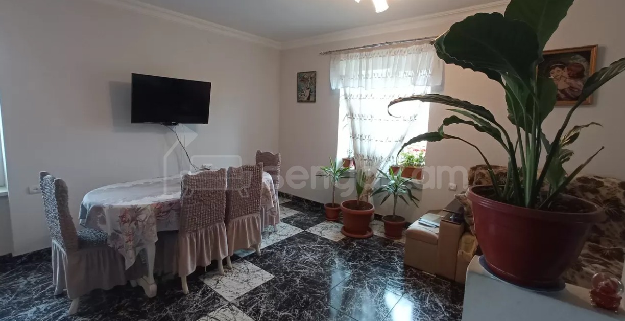 3 Սենյականոց Բնակարան Քարե Շենքում, 77քմ, 5/5 հարկ, Կապիտալ Վերանորոգված