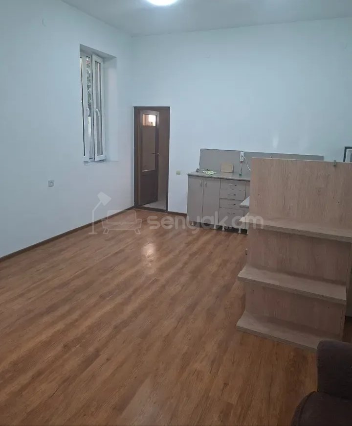 1 Սենյականոց Բնակարան Քարե Շենքում, 41քմ, 1/1 հարկ, Նորմալ Վիճակում, Կահավորված