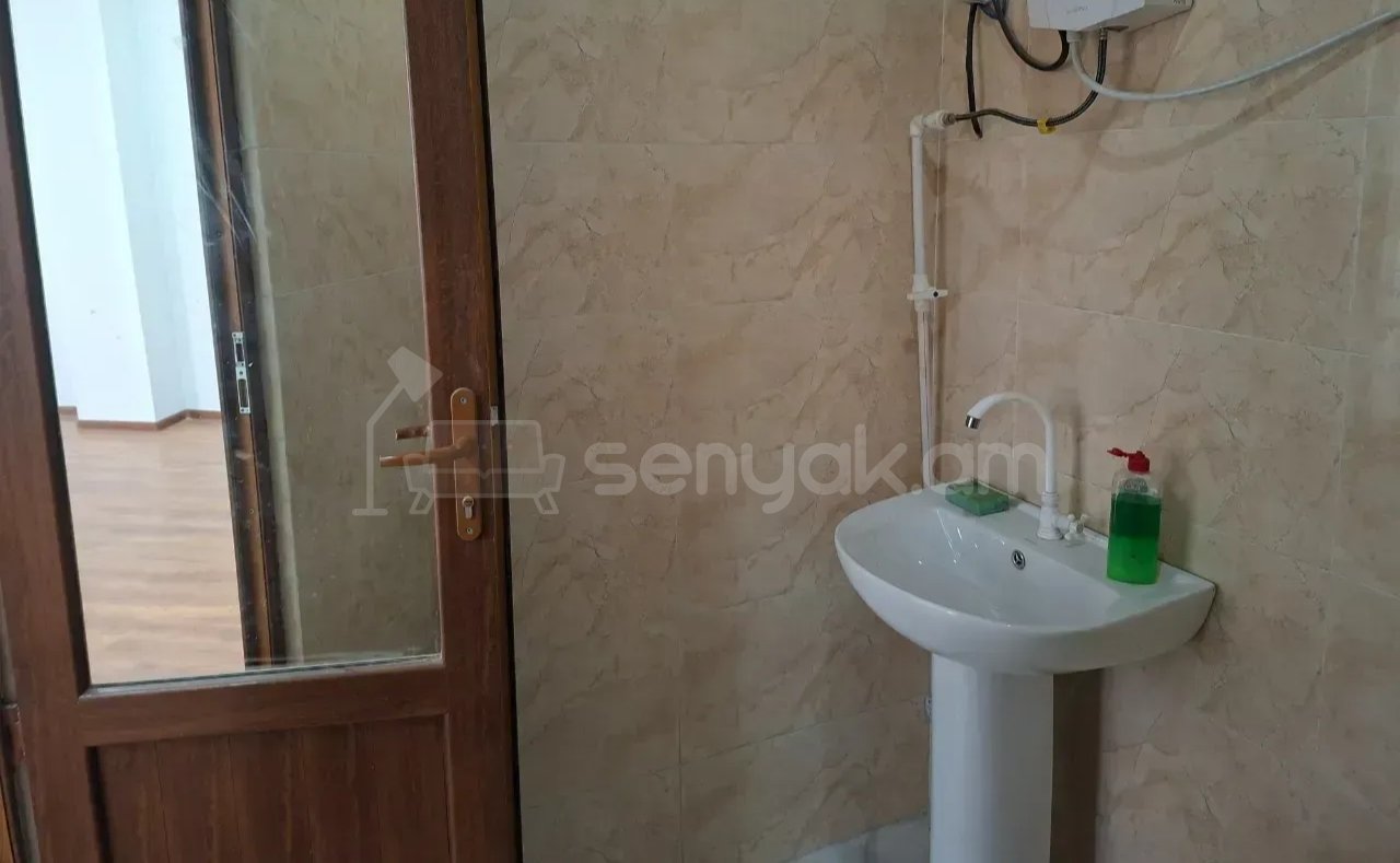 1 Սենյականոց Բնակարան Քարե Շենքում, 41քմ, 1/1 հարկ, Նորմալ Վիճակում, Կահավորված