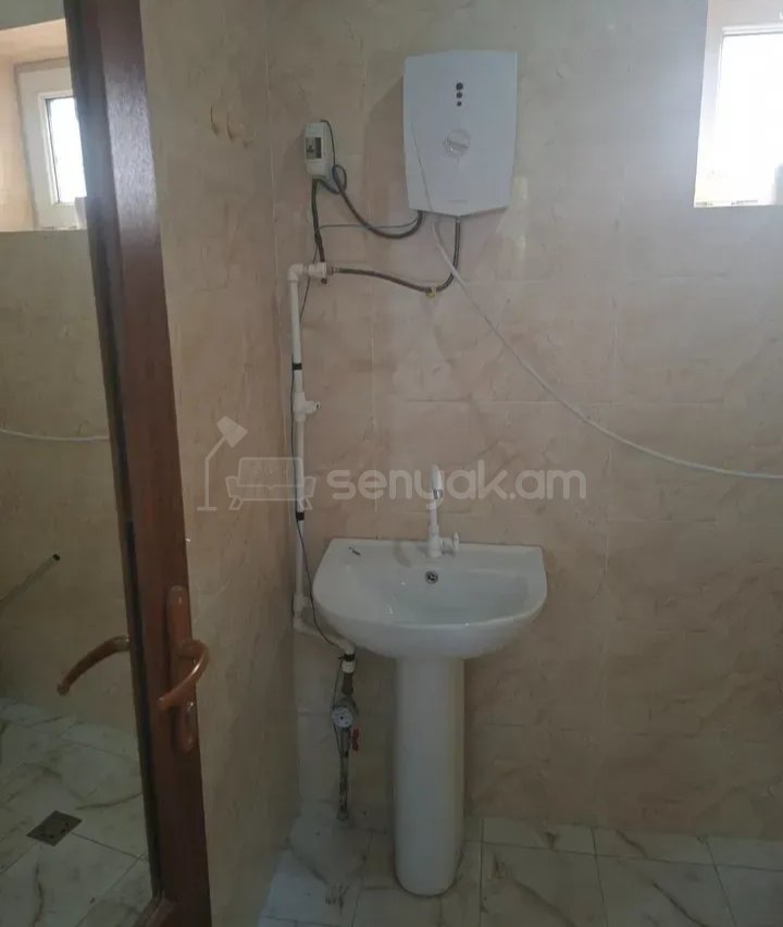 1 Սենյականոց Բնակարան Քարե Շենքում, 41քմ, 1/1 հարկ, Նորմալ Վիճակում, Կահավորված