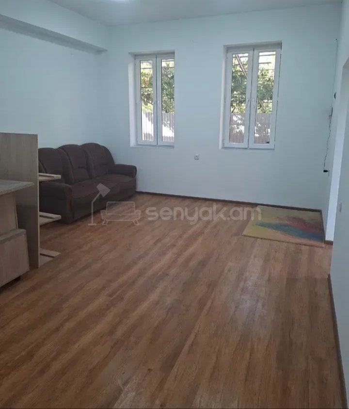 1 Սենյականոց Բնակարան Քարե Շենքում, 41քմ, 1/1 հարկ, Նորմալ Վիճակում, Կահավորված