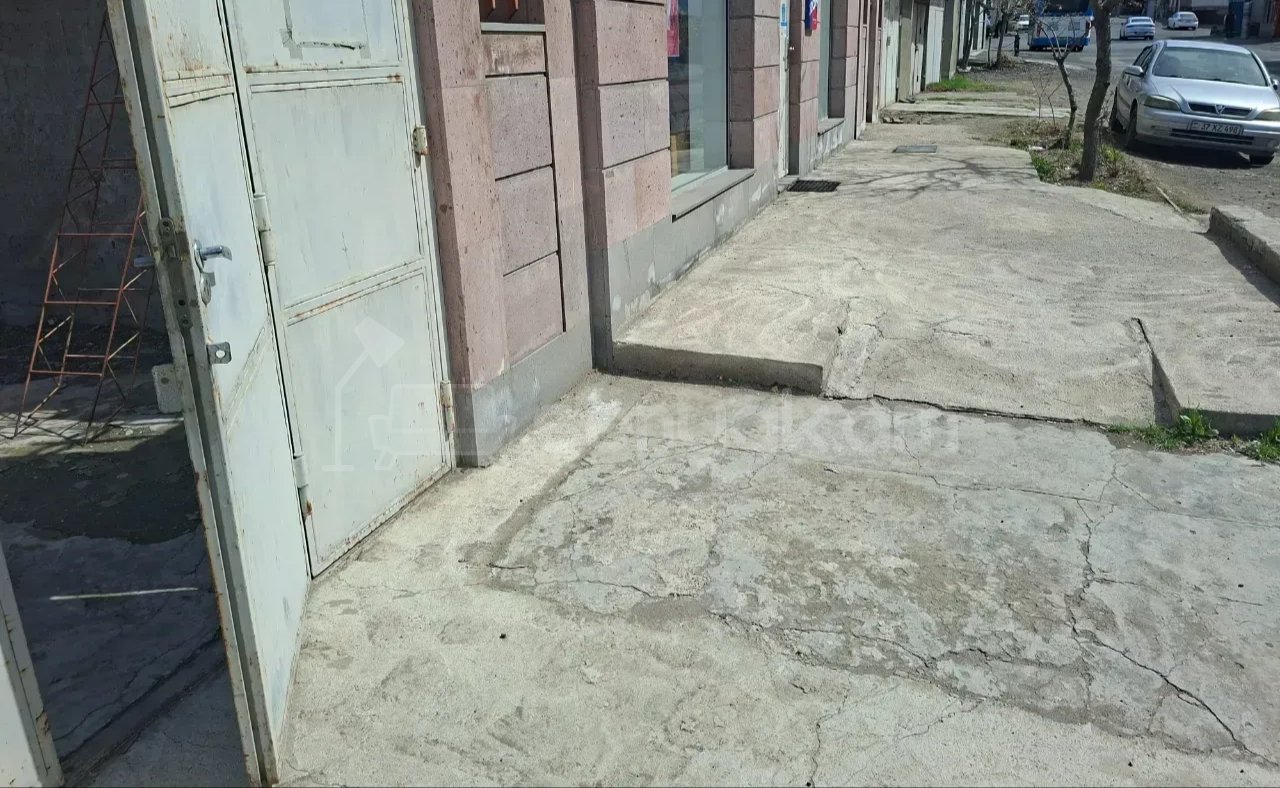 1 Սենյականոց Բնակարան Քարե Շենքում, 41քմ, 1/1 հարկ, Նորմալ Վիճակում, Կահավորված