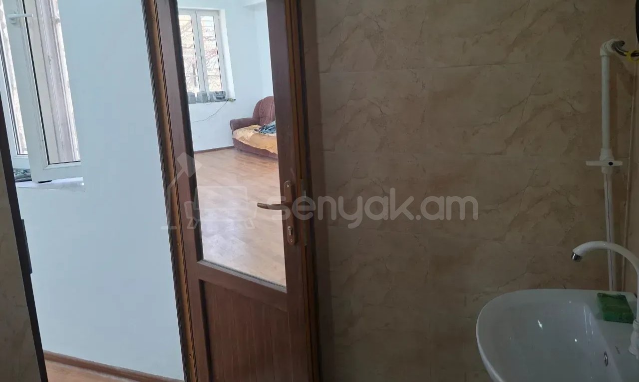 1 Սենյականոց Բնակարան Քարե Շենքում, 41քմ, 1/1 հարկ, Նորմալ Վիճակում, Կահավորված