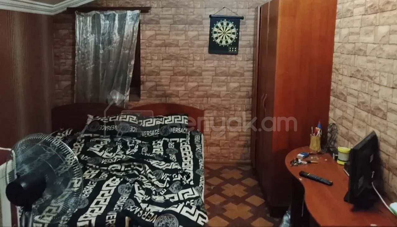 3 Սենյականոց Բնակարան Քարե Շենքում, 77քմ, 1/2 հարկ, Նորմալ Վիճակում, Կահավորված