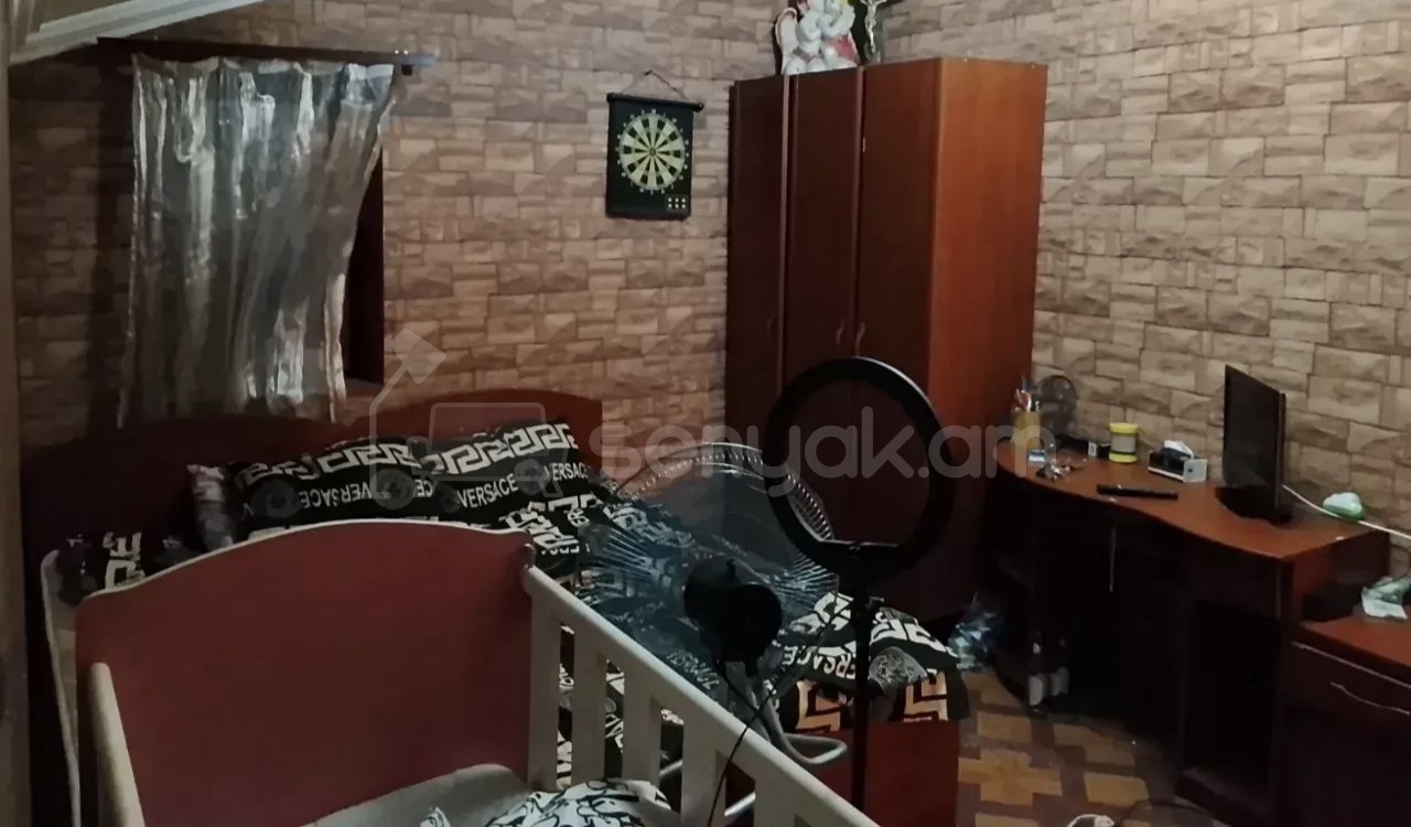 3 Սենյականոց Բնակարան Քարե Շենքում, 77քմ, 1/2 հարկ, Նորմալ Վիճակում, Կահավորված