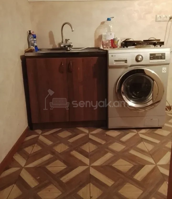 3 Սենյականոց Բնակարան Քարե Շենքում, 77քմ, 1/2 հարկ, Նորմալ Վիճակում, Կահավորված