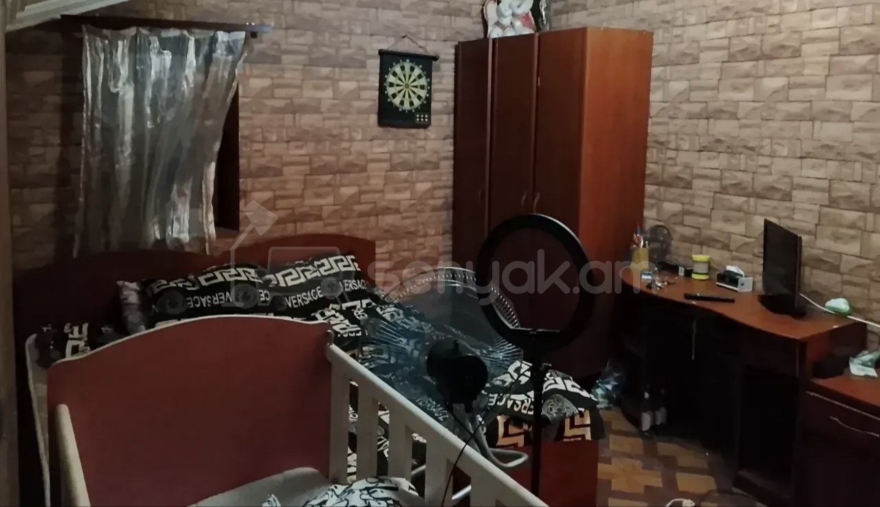 3 Սենյականոց Բնակարան Քարե Շենքում, 77քմ, 1/2 հարկ, Նորմալ Վիճակում, Կահավորված