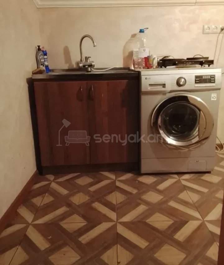 3 Սենյականոց Բնակարան Քարե Շենքում, 77քմ, 1/2 հարկ, Նորմալ Վիճակում, Կահավորված