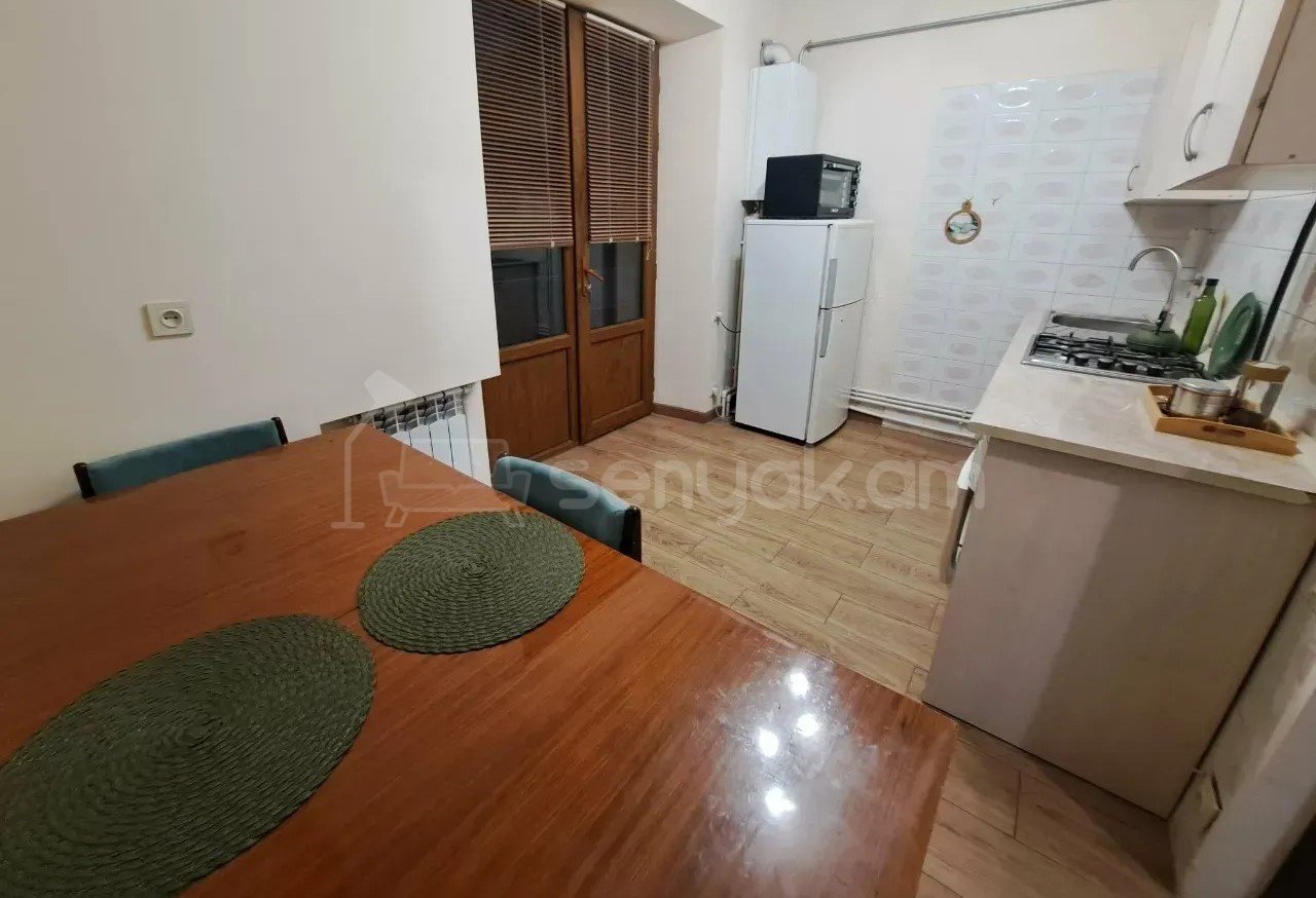 3 Սենյականոց Բնակարան Քարե Շենքում, 74քմ, 2/5 հարկ, Կապիտալ Վերանորոգված