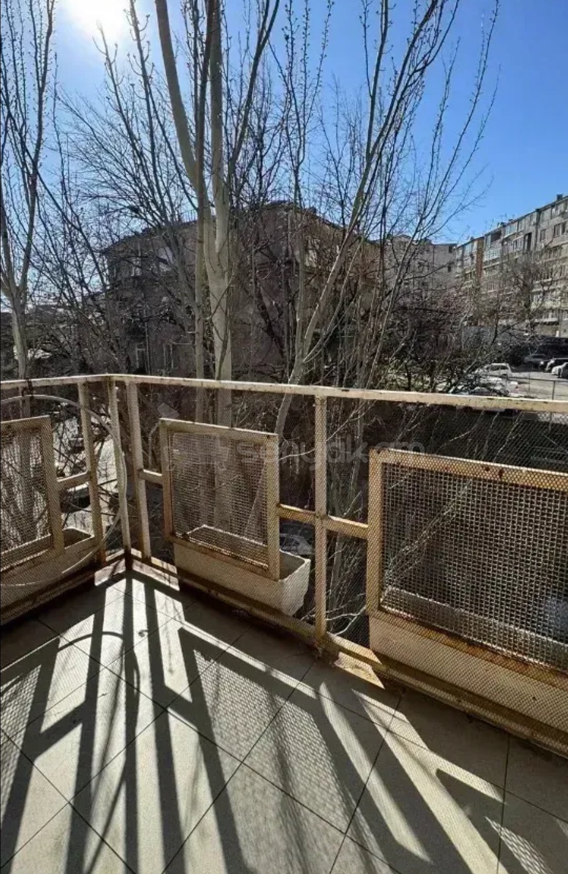 3 Սենյականոց Բնակարան Քարե Շենքում, 61քմ, 4/5 հարկ, Նորմալ Վիճակում, Կահավորված, Արևկող