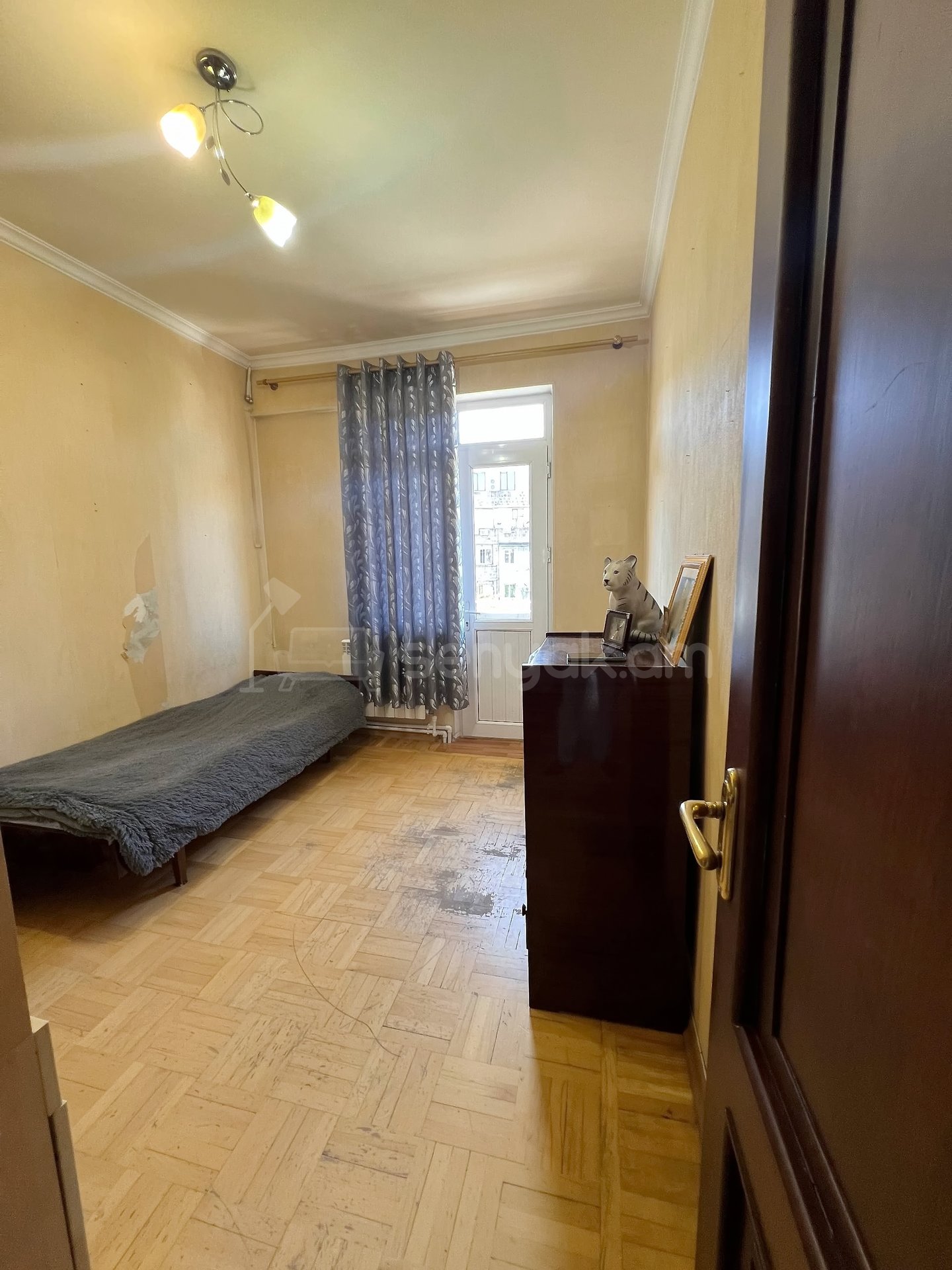 4 Սենյականոց Բնակարան Քարե Շենքում, 98քմ, 4/5 հարկ, Նորմալ Վիճակում