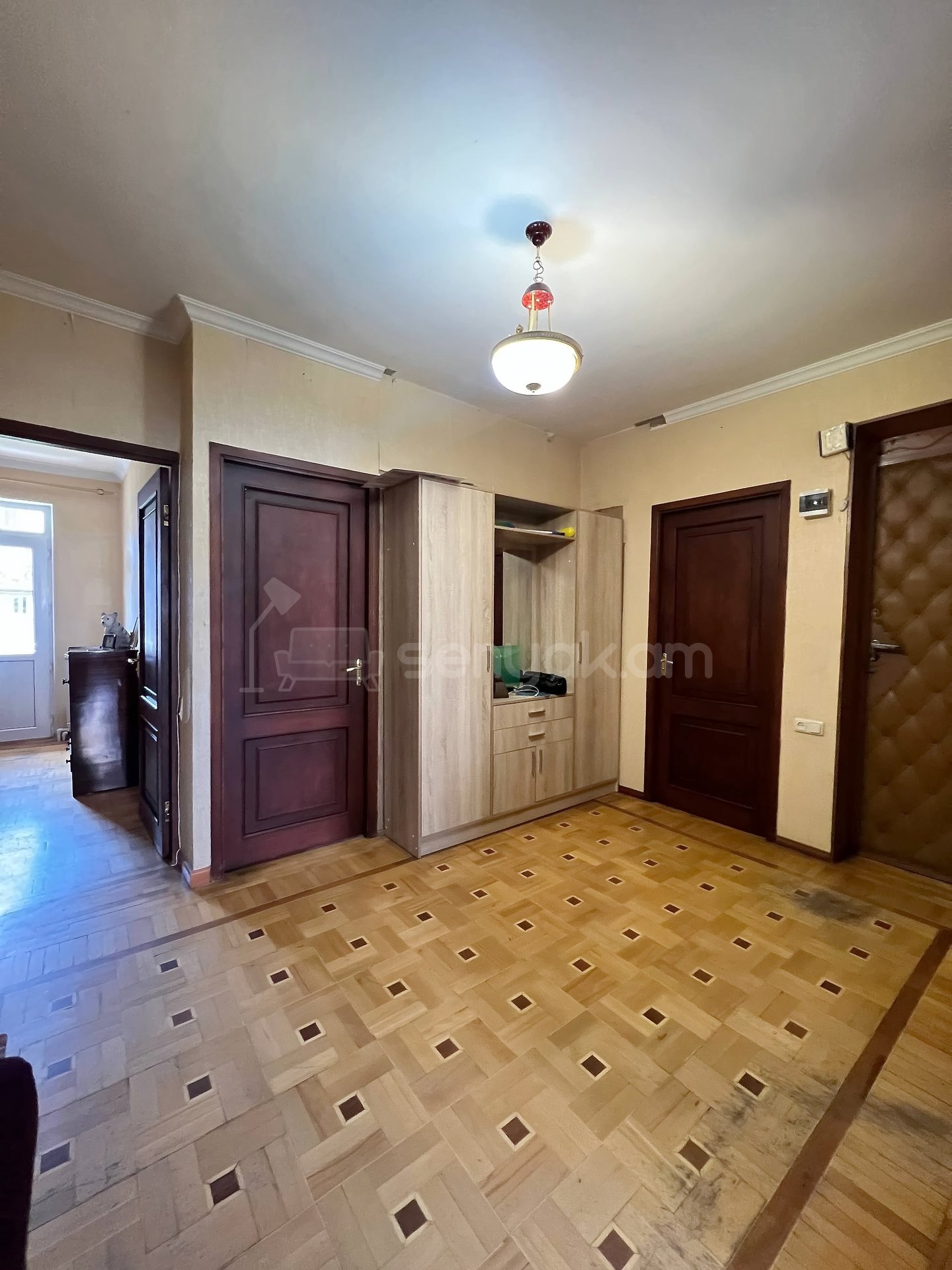 4 Սենյականոց Բնակարան Քարե Շենքում, 98քմ, 4/5 հարկ, Նորմալ Վիճակում