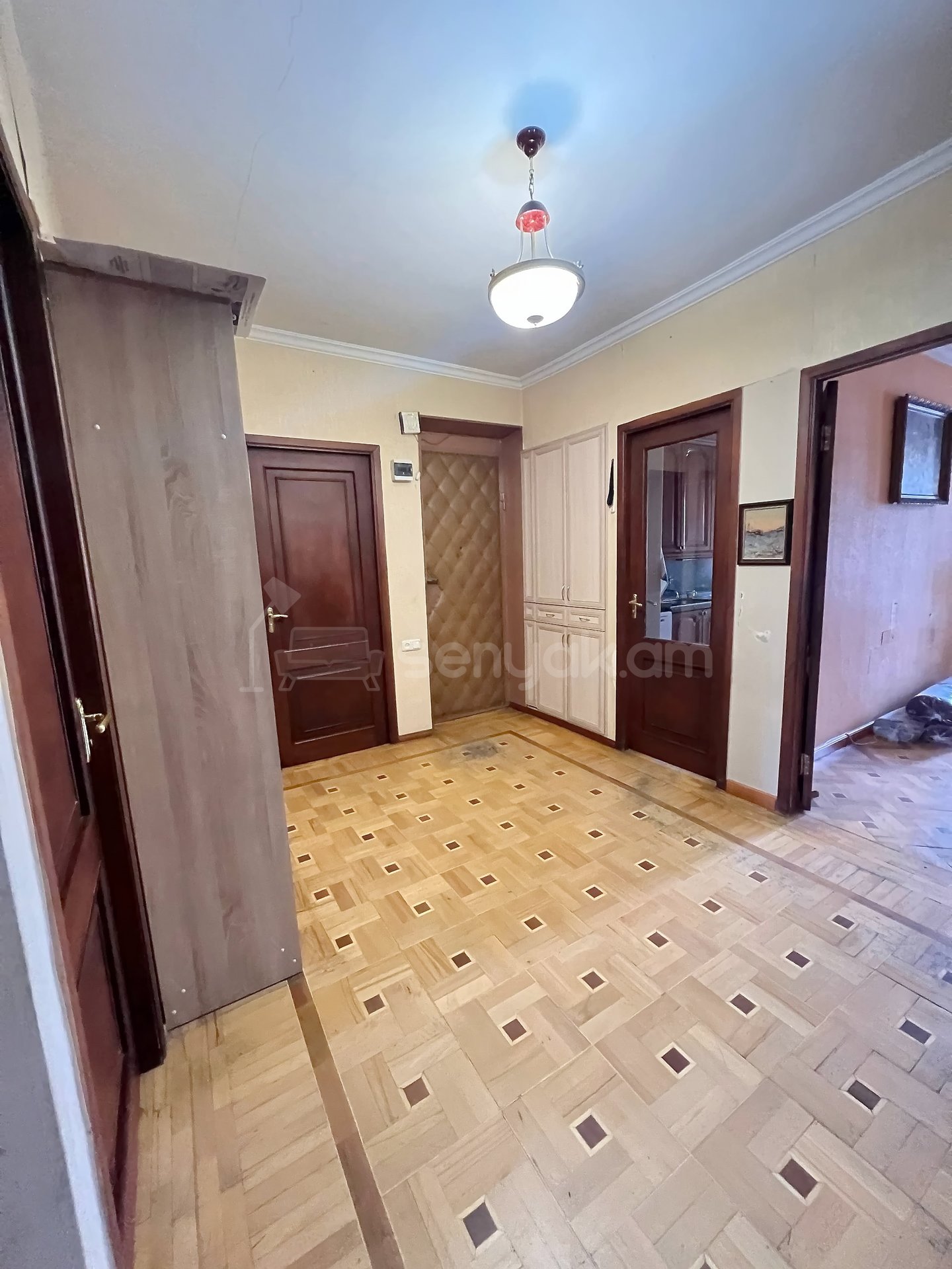 4 Սենյականոց Բնակարան Քարե Շենքում, 98քմ, 4/5 հարկ, Նորմալ Վիճակում
