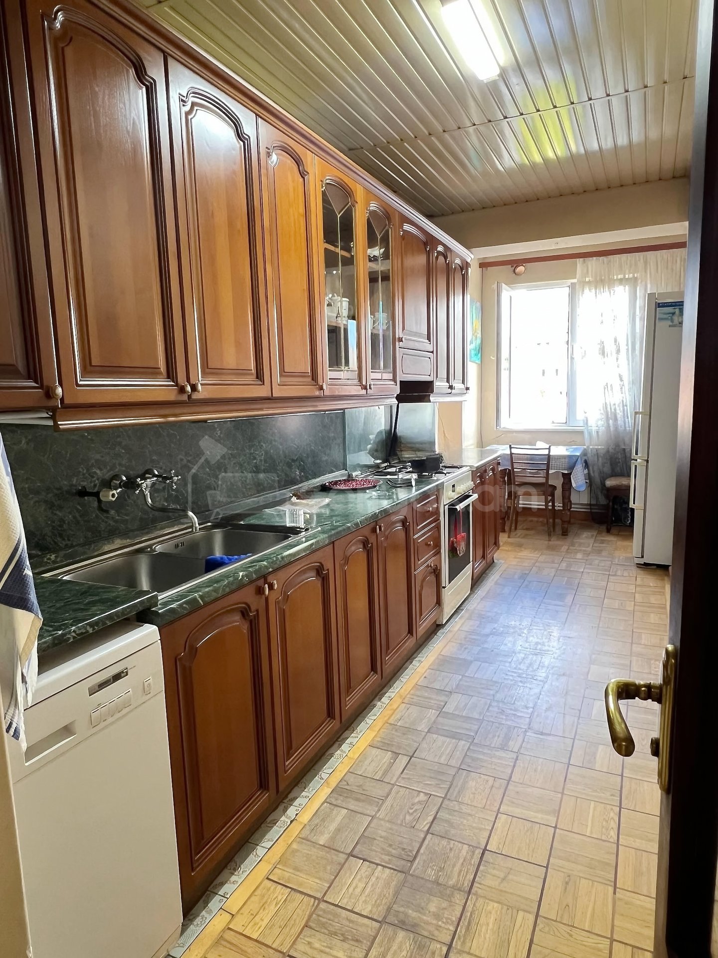 4 Սենյականոց Բնակարան Քարե Շենքում, 98քմ, 4/5 հարկ, Նորմալ Վիճակում