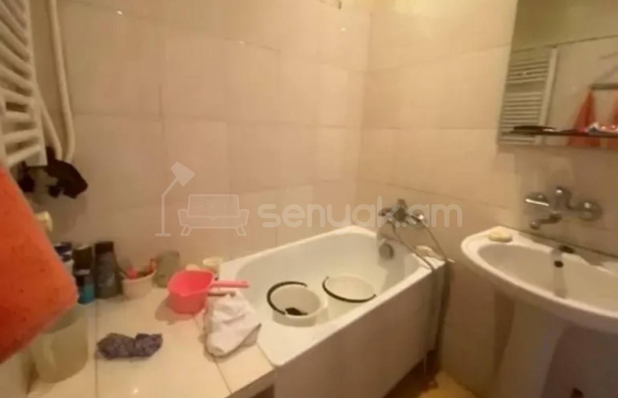 3 Սենյականոց Բնակարան Քարե Շենքում, 65քմ, 1/5 հարկ, Պետական Վիճակում