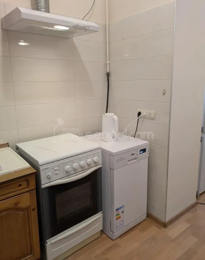 2 Սենյականոց Բնակարան Քարե Շենքում, 60քմ, 4/4 հարկ, Նորմալ Վիճակում, Կահավորված