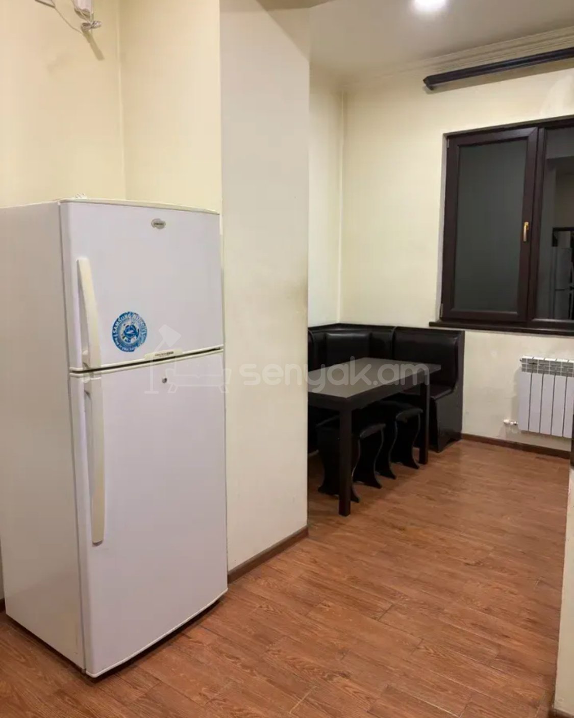 3 Սենյականոց Բնակարան Քարե Շենքում, 100քմ, 2/5 հարկ, Կապիտալ Վերանորոգված, Կահավորված