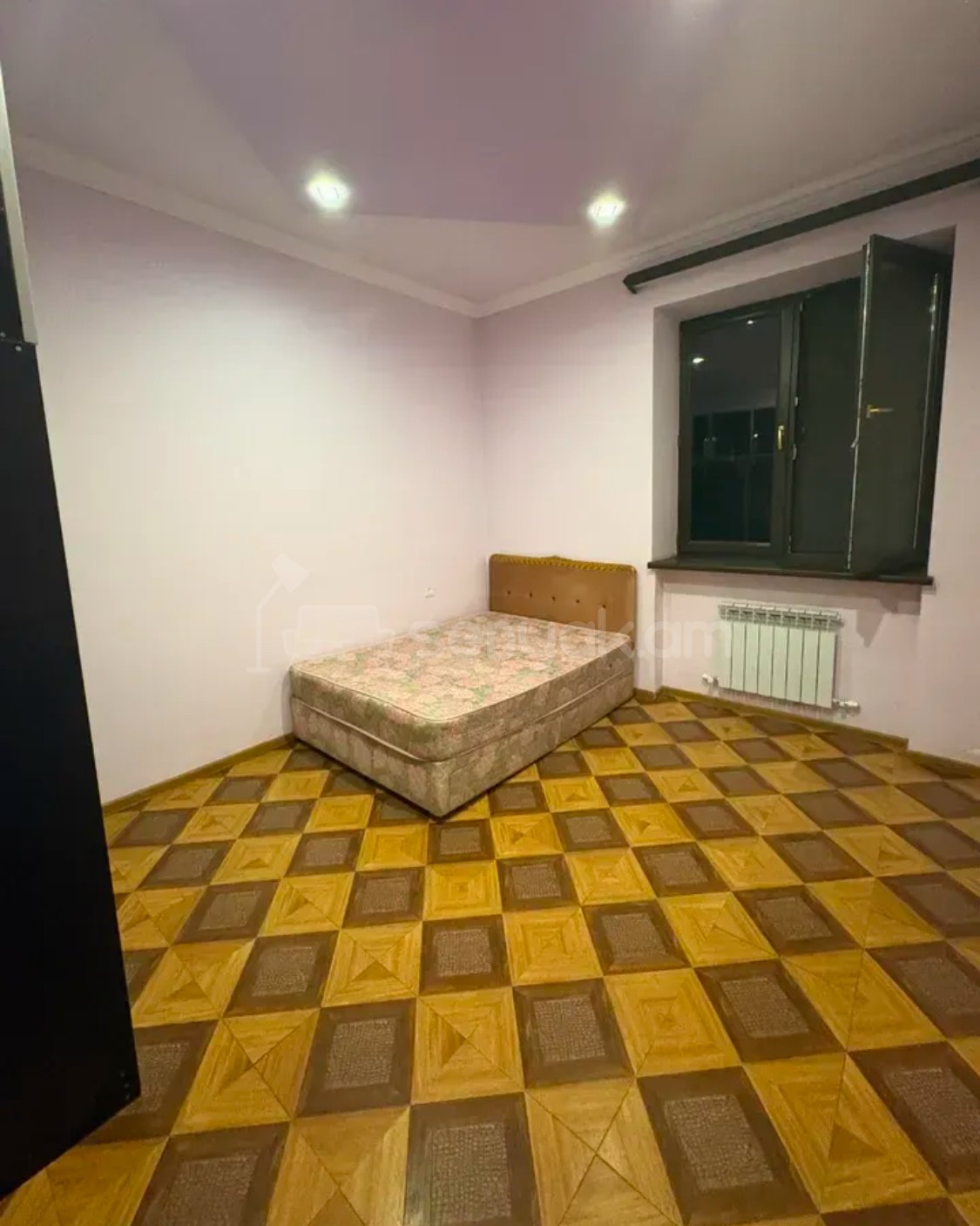 3 Սենյականոց Բնակարան Քարե Շենքում, 100քմ, 2/5 հարկ, Կապիտալ Վերանորոգված, Կահավորված