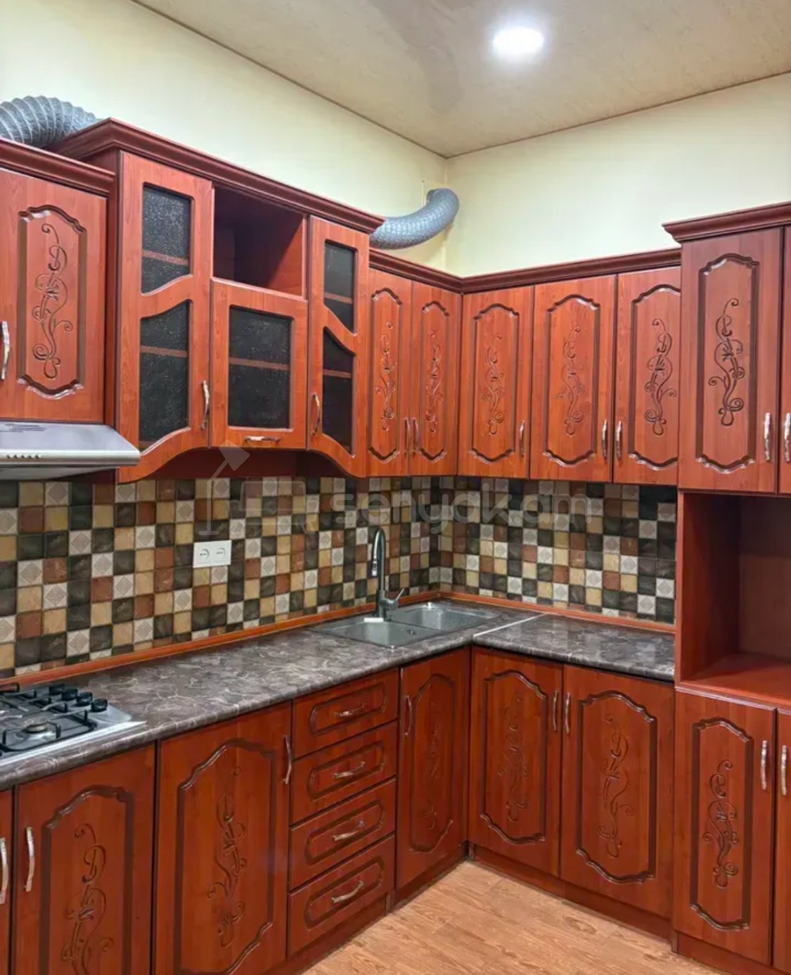 3 Սենյականոց Բնակարան Քարե Շենքում, 100քմ, 2/5 հարկ, Կապիտալ Վերանորոգված, Կահավորված