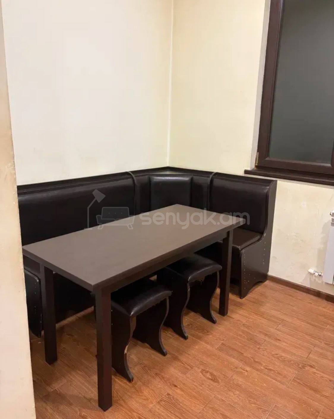 3 Սենյականոց Բնակարան Քարե Շենքում, 100քմ, 2/5 հարկ, Կապիտալ Վերանորոգված, Կահավորված