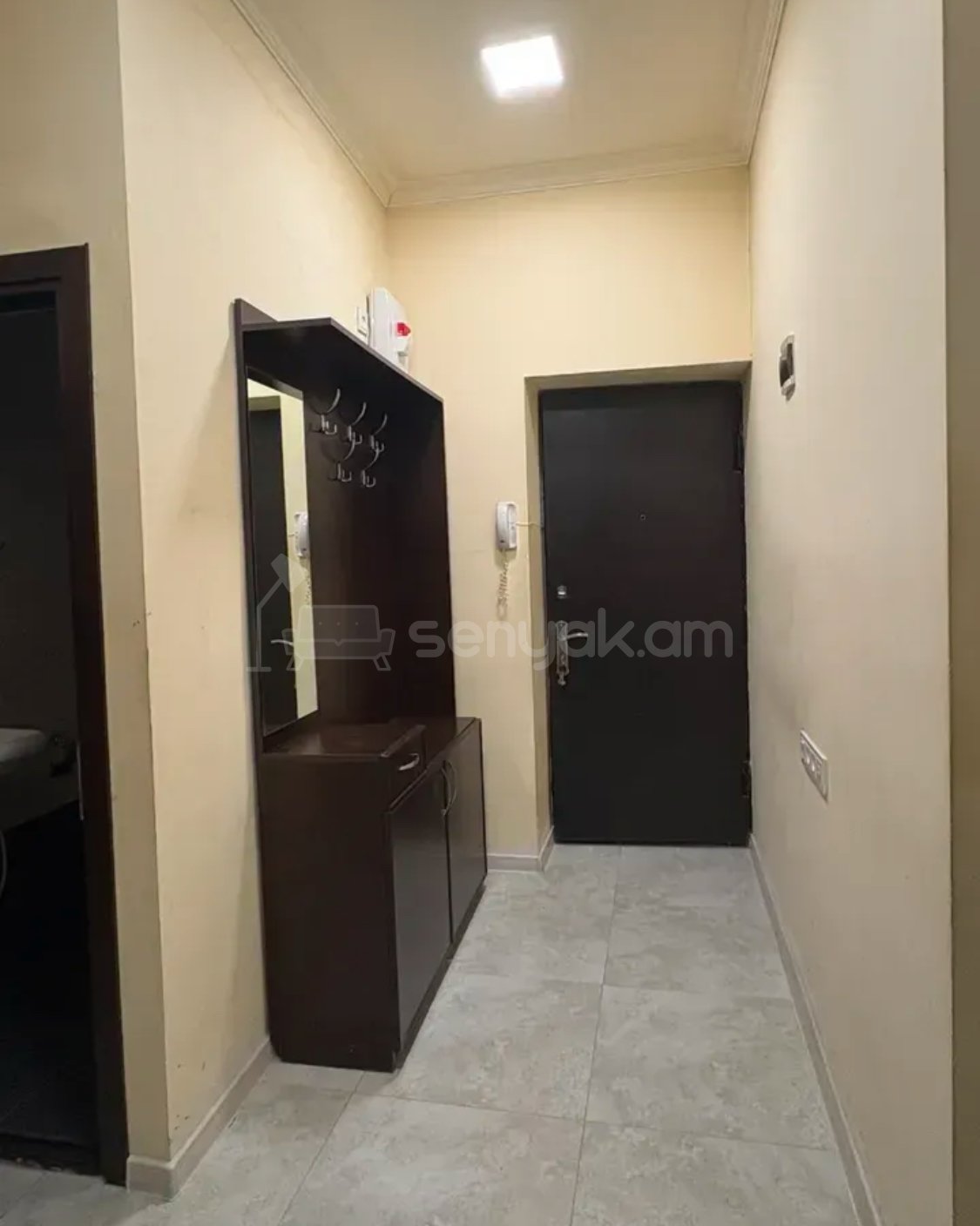3 Սենյականոց Բնակարան Քարե Շենքում, 100քմ, 2/5 հարկ, Կապիտալ Վերանորոգված, Կահավորված