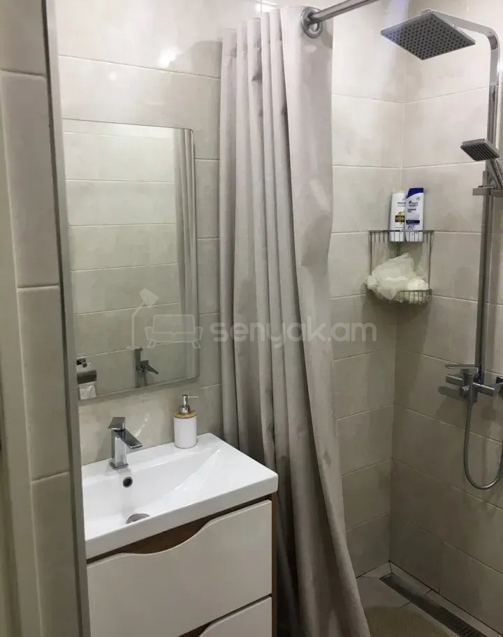 3 Սենյականոց Բնակարան Քարե Շենքում, 70քմ, 4/5 հարկ, Կապիտալ Վերանորոգված