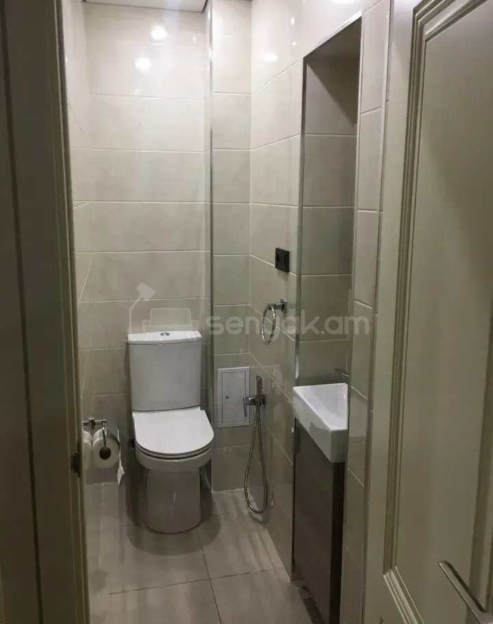 3 Սենյականոց Բնակարան Քարե Շենքում, 70քմ, 4/5 հարկ, Կապիտալ Վերանորոգված