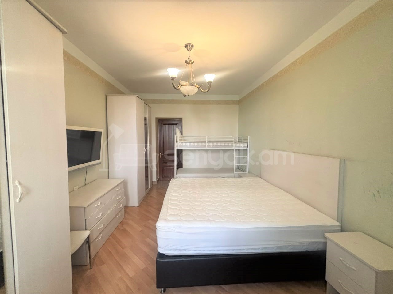 3 Սենյականոց Բնակարան Քարե Շենքում, 100քմ, 4/5 հարկ, Նորմալ Վիճակում, Կահավորված